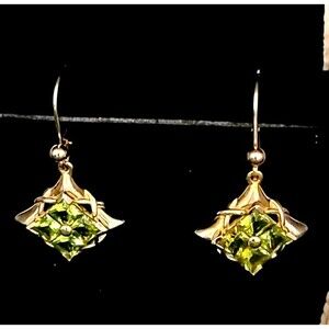 14k gold Peridot hanging earrings Stunning sparkle Princess cut  new